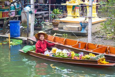 Bangkok, Tayland - 22 Mart 2018: Yüzen pazarda Tayland bir yaz günü