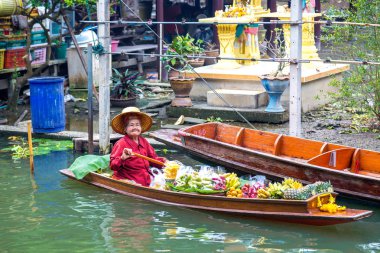 Bangkok, Tayland - 22 Mart 2018: Yüzen pazarda Tayland bir yaz günü