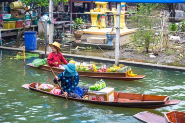 Bangkok, Tayland - 22 Mart 2018: Yüzen pazarda Tayland bir yaz günü