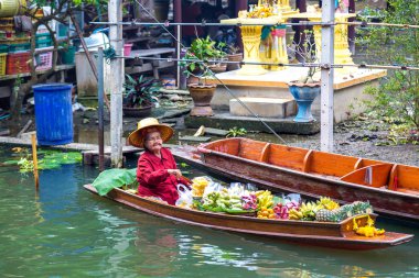 Bangkok, Tayland - 22 Mart 2018: Yüzen pazarda Tayland bir yaz günü