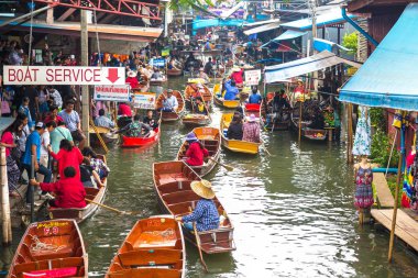 Bangkok, Tayland - 22 Mart 2018: Yüzen pazarda Tayland bir yaz günü