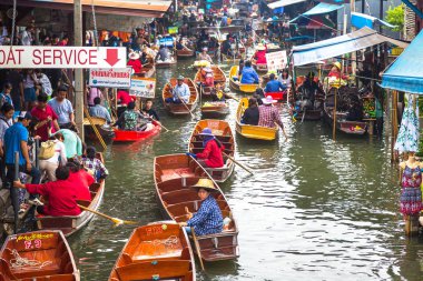 Bangkok, Tayland - 22 Mart 2018: Yüzen pazarda Tayland bir yaz günü