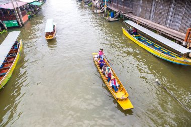 Bangkok, Tayland - 22 Mart 2018: Yüzen pazarda Tayland bir yaz günü