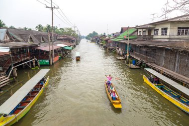 Bangkok, Tayland - 22 Mart 2018: Yüzen pazarda Tayland bir yaz günü