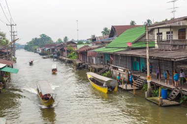 Bangkok, Tayland - 22 Mart 2018: Yüzen pazarda Tayland bir yaz günü