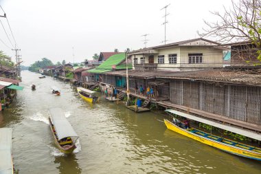 Bangkok, Tayland - 22 Mart 2018: Yüzen pazarda Tayland bir yaz günü