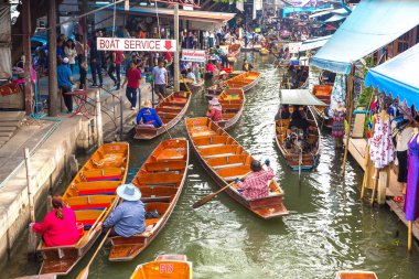 Bangkok, Tayland - 22 Mart 2018: Yüzen pazarda Tayland bir yaz günü