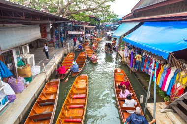 Bangkok, Tayland - 22 Mart 2018: Yüzen pazarda Tayland bir yaz günü