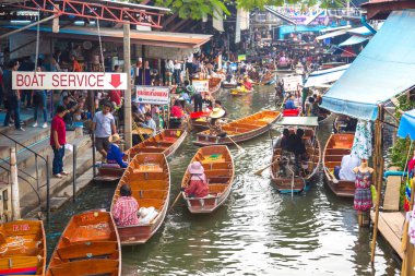 Bangkok, Tayland - 22 Mart 2018: Yüzen pazarda Tayland bir yaz günü