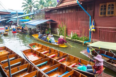 Bangkok, Tayland - 22 Mart 2018: Yüzen pazarda Tayland bir yaz günü