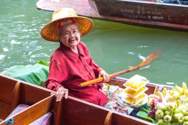 Bangkok, Tayland - 22 Mart 2018: Yüzen pazarda Tayland bir yaz günü