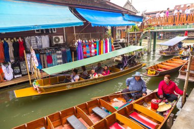 Bangkok, Tayland - 22 Mart 2018: Yüzen pazarda Tayland bir yaz günü