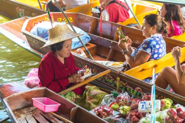 Bangkok, Tayland - 22 Mart 2018: Yüzen pazarda Tayland bir yaz günü