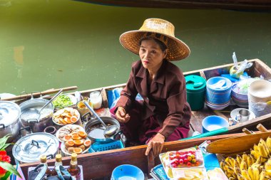 Bangkok, Tayland - 22 Mart 2018: Yüzen pazarda Tayland bir yaz günü