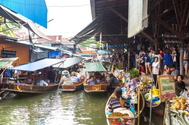 Bangkok, Tayland - 22 Mart 2018: Yüzen pazarda Tayland bir yaz günü