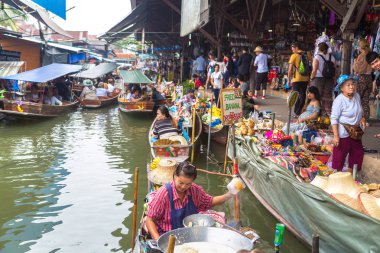 Bangkok, Tayland - 22 Mart 2018: Yüzen pazarda Tayland bir yaz günü