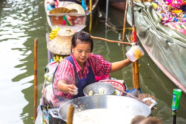 Bangkok, Tayland - 22 Mart 2018: Yüzen pazarda Tayland bir yaz günü