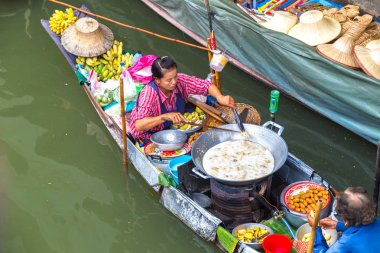 Bangkok, Tayland - 22 Mart 2018: Yüzen pazarda Tayland bir yaz günü