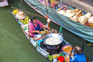 Bangkok, Tayland - 22 Mart 2018: Yüzen pazarda Tayland bir yaz günü