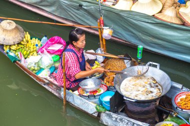 Bangkok, Tayland - 22 Mart 2018: Yüzen pazarda Tayland bir yaz günü