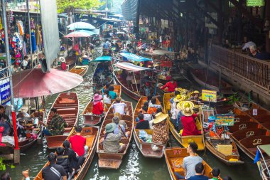 Bangkok, Tayland - 22 Mart 2018: Yüzen pazarda Tayland bir yaz günü