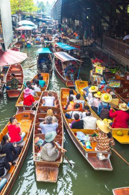 Bangkok, Tayland - 22 Mart 2018: Yüzen pazarda Tayland bir yaz günü