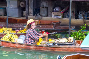 Bangkok, Tayland - 22 Mart 2018: Yüzen pazarda Tayland bir yaz günü