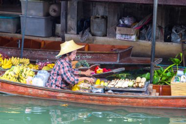 Bangkok, Tayland - 22 Mart 2018: Yüzen pazarda Tayland bir yaz günü
