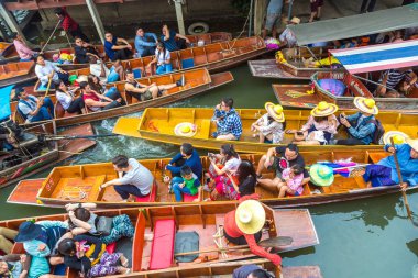 Bangkok, Tayland - 22 Mart 2018: Yüzen pazarda Tayland bir yaz günü