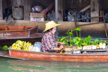 Bangkok, Tayland - 22 Mart 2018: Yüzen pazarda Tayland bir yaz günü