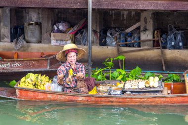 Bangkok, Tayland - 22 Mart 2018: Yüzen pazarda Tayland bir yaz günü