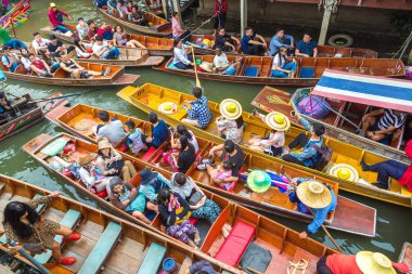 Bangkok, Tayland - 22 Mart 2018: Yüzen pazarda Tayland bir yaz günü