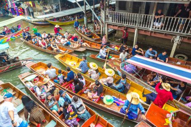 Bangkok, Tayland - 22 Mart 2018: Yüzen pazarda Tayland bir yaz günü