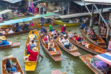 Bangkok, Tayland - 22 Mart 2018: Yüzen pazarda Tayland bir yaz günü