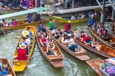 Bangkok, Tayland - 22 Mart 2018: Yüzen pazarda Tayland bir yaz günü