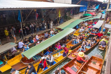 Bangkok, Tayland - 22 Mart 2018: Yüzen pazarda Tayland bir yaz günü
