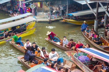 Bangkok, Tayland - 22 Mart 2018: Yüzen pazarda Tayland bir yaz günü