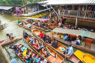 Bangkok, Tayland - 22 Mart 2018: Yüzen pazarda Tayland bir yaz günü