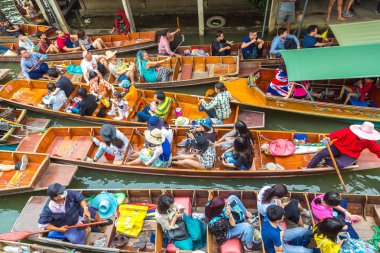 Bangkok, Tayland - 22 Mart 2018: Yüzen pazarda Tayland bir yaz günü