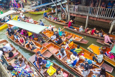 Bangkok, Tayland - 22 Mart 2018: Yüzen pazarda Tayland bir yaz günü