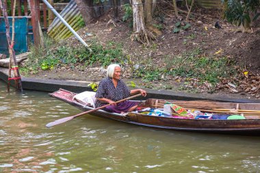 Bangkok, Tayland - 22 Mart 2018: Yüzen pazarda Tayland bir yaz günü
