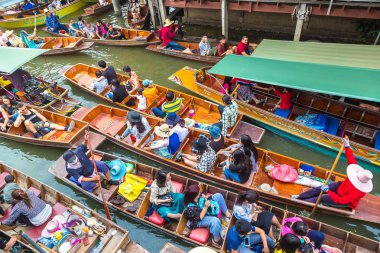 Bangkok, Tayland - 22 Mart 2018: Yüzen pazarda Tayland bir yaz günü