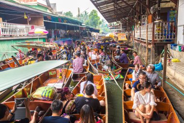 Bangkok, Tayland - 22 Mart 2018: Yüzen pazarda Tayland bir yaz günü