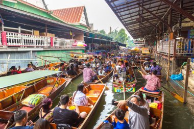 Bangkok, Tayland - 22 Mart 2018: Yüzen pazarda Tayland bir yaz günü