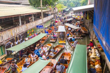 Bangkok, Tayland - 22 Mart 2018: Yüzen pazarda Tayland bir yaz günü