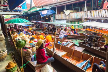 Bangkok, Tayland - 22 Mart 2018: Yüzen pazarda Tayland bir yaz günü