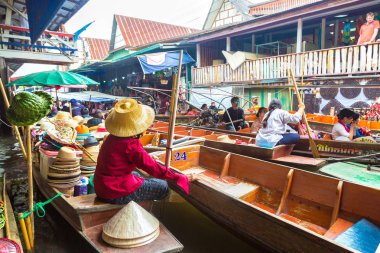 Bangkok, Tayland - 22 Mart 2018: Yüzen pazarda Tayland bir yaz günü