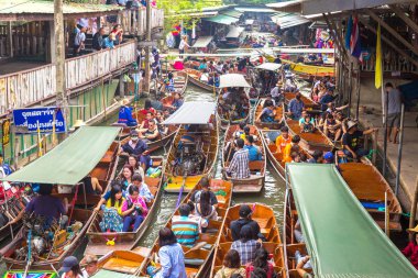 Bangkok, Tayland - 22 Mart 2018: Yüzen pazarda Tayland bir yaz günü