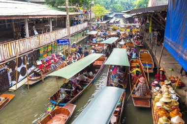 Bangkok, Tayland - 22 Mart 2018: Yüzen pazarda Tayland bir yaz günü