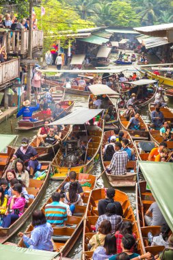 Bangkok, Tayland - 22 Mart 2018: Yüzen pazarda Tayland bir yaz günü
